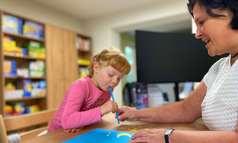 Sprachentwicklungsstörungen 
(z. B. verspäteter Sprachbeginn, eingeschränkter Wortschatz)